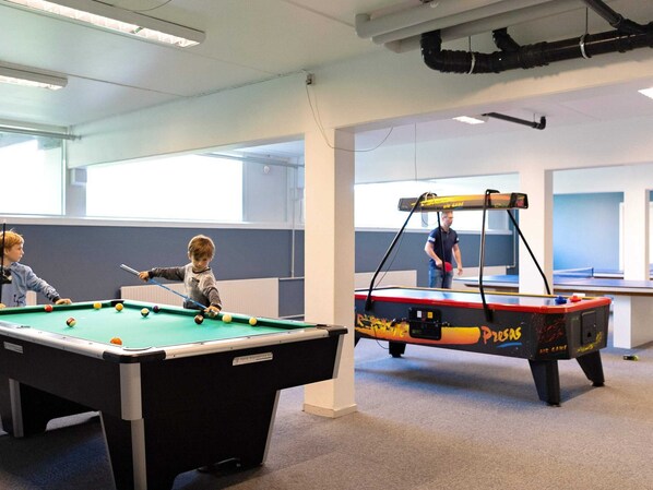 Game room - 6 Person Holiday Home on a Holiday Park in Ringkobing (Ringkobing)