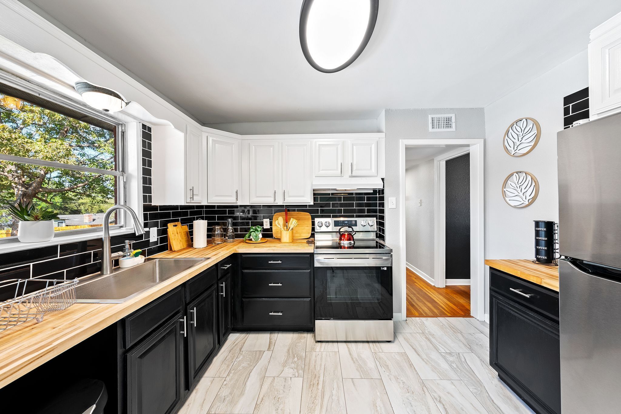 Frigorífico, microondas, horno y placa de cocina