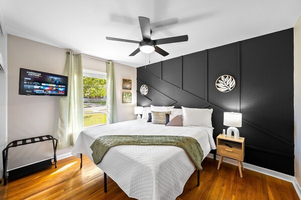 3 habitaciones, escritorio y tabla de planchar con plancha 