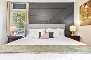 3 bedrooms, desk, iron/ironing board, travel crib - Centrally Located with Private Pool, King Beds, Game Room, BMT Grads, & Backyard (San Antonio)