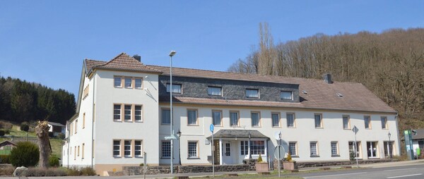 Grosse Gruppenunterkunft Im Nationalpark Eifel Mit Bar Und Terrasse - Nationalpark Eifel
