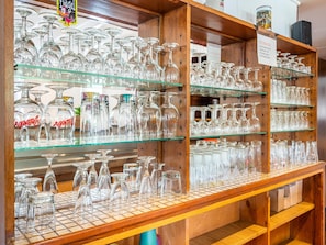 Klassiek huis, meerdere slaapkamers | Bar (ter plaatse)