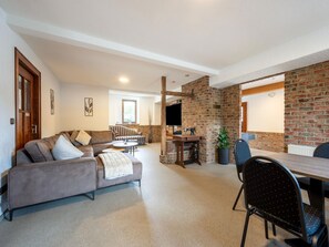 Living room - Grosse Gruppenunterkunft im Nationalpark Eifel mit Bar und Terrasse (Schleiden)