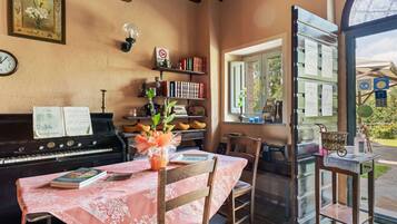 Comfort Apartment, 3 Bedrooms | Dining