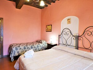 4 bedrooms, individually furnished, bed sheets - Rustic Holiday Home in Citta di Castello With Swimming Pool (Città di Castello)