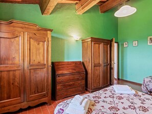 Comfort Apartment, 3 Bedrooms | 4 bedrooms, individually furnished, bed sheets