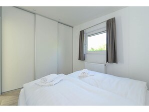 Classic Chalet, 3 Bedrooms | 2 bilik tidur, dilengkapkan perabot secara berasingan, cadar katil