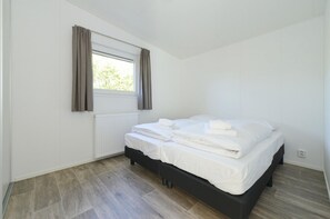 Classic Chalet, 3 Bedrooms | 5 bilik tidur, cadar katil