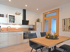 Comfort Apartment, 2 Bedrooms | Private kitchen | Fridge, microwave, oven, coffee/tea maker - Spacious Apartment in Madfeld With Private Terrace (Brilon)