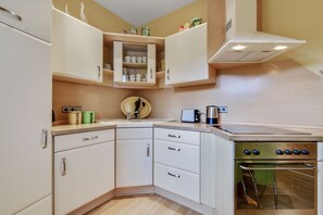 Refrigerador, microondas, horno y cafetera y tetera