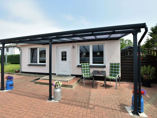 Balcony - Modern Bungalow in Warnkenhagen Near Wellness (Kalkhorst)