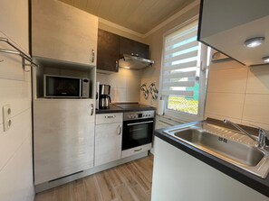 Classic-bungalow - 1 soveværelse | Privat køkken | Køleskab, mikrobølgeovn, ovn, kaffe-/temaskine