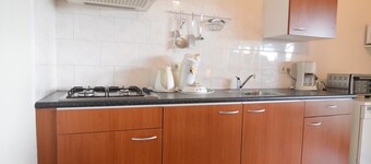 บ้านพักตากอากาศในเกสเตอร์เรน พร้อมดาดฟ้าและเฟอร์นิเจอร์ในสวน