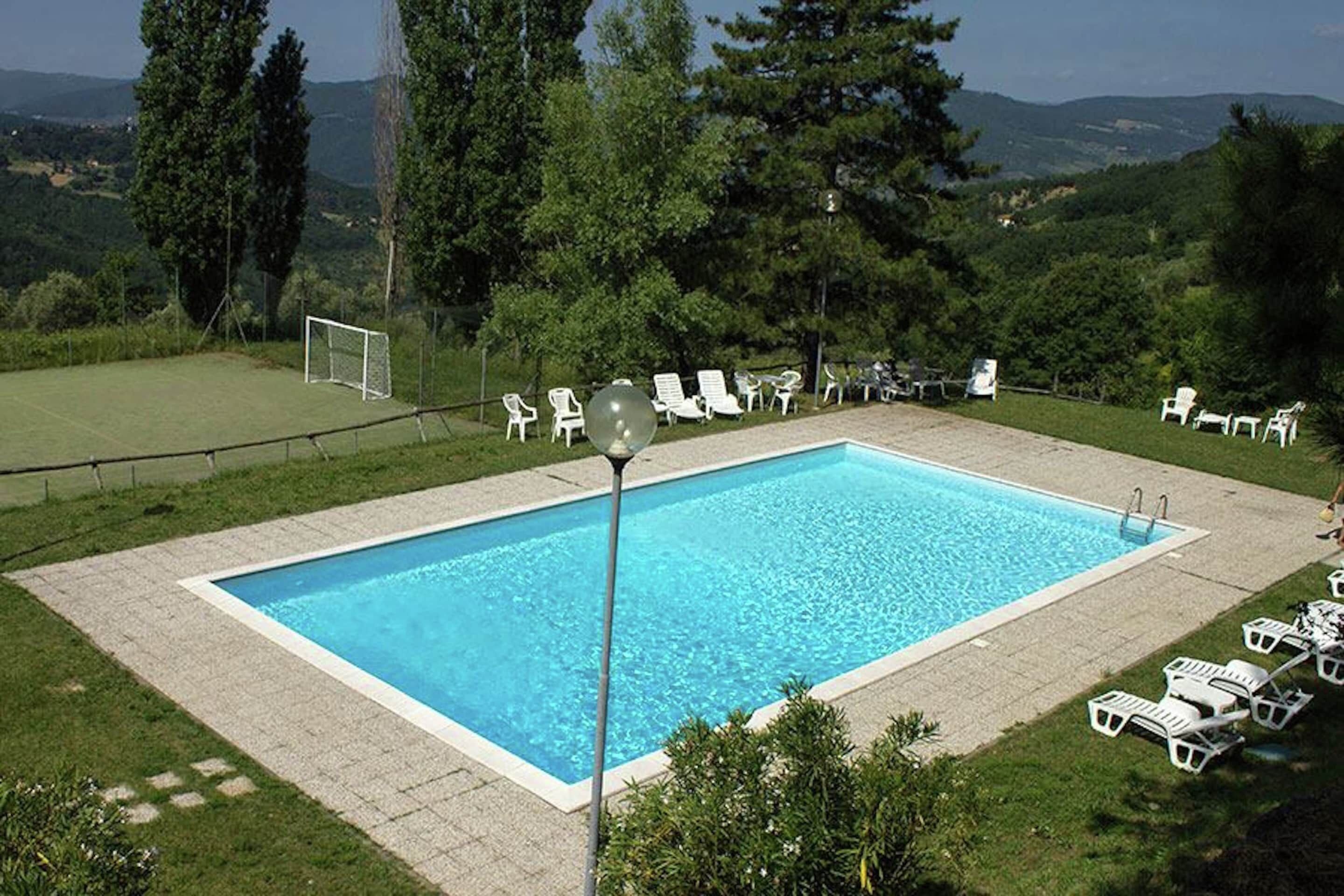 Una piscina techada, una piscina al aire libre