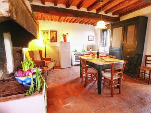 Comfort House, 2 Bedrooms | Private kitchen | Microwave