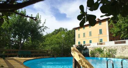 Lovely Holiday Home in Montefiridolfi With Hill View