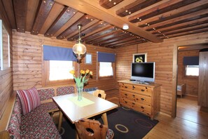 Classic House, 6 Bedrooms | Living room