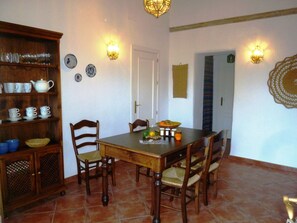 Comfort House, 2 Bedrooms | Dining