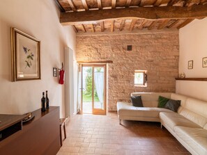 Elite House, 6 Bedrooms | Living room | Fireplace, DVD player