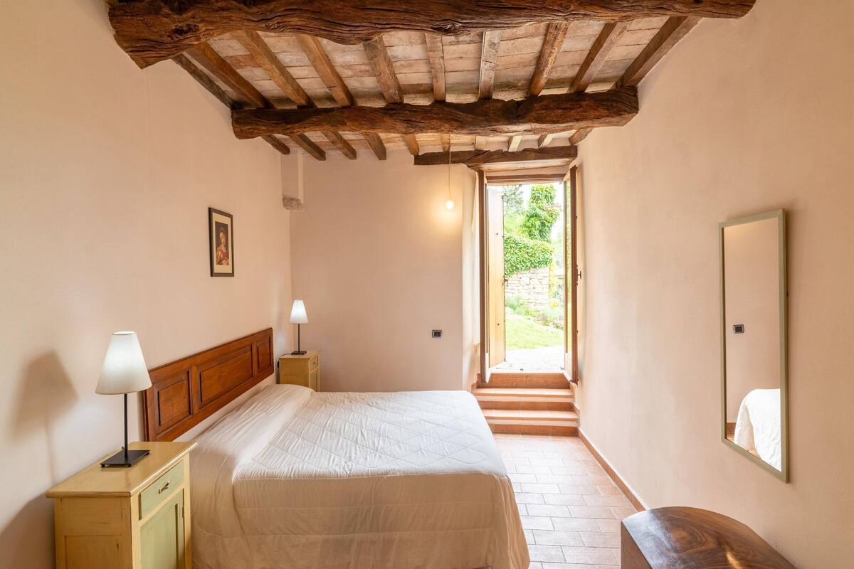 2 habitaciones, muebles diferentes y tabla de planchar con plancha