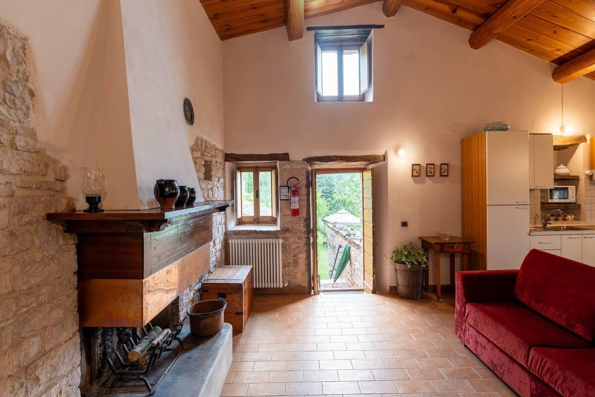 2 habitaciones, muebles diferentes y tabla de planchar con plancha