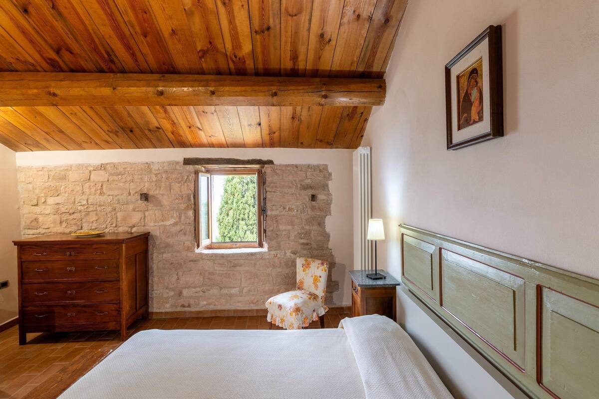 8 bedrooms, individually furnished, iron/ironing board, bed sheets