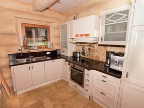 Classic House, 5 Bedrooms | Private kitchen | Fridge, oven, dishwasher, coffee/tea maker