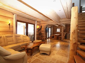 Classic House, 5 Bedrooms | Living room