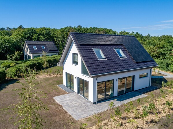Deluxe House, 3 Bedrooms | Exterior - Great Holiday Home Energy Neutral on Texel With Sauna and sun Shower (De Koog)