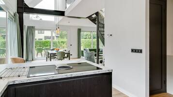 Fridge, microwave, dishwasher, coffee/tea maker