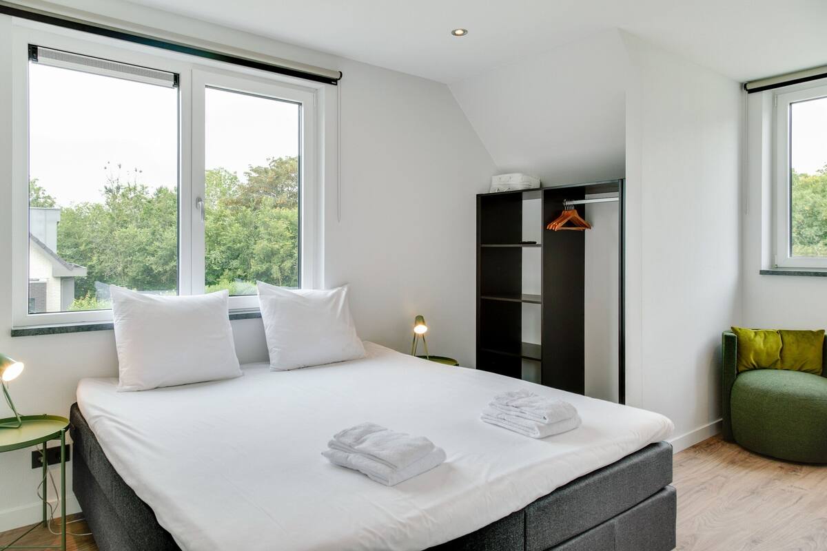 12 bedrooms, individually furnished, bed sheets