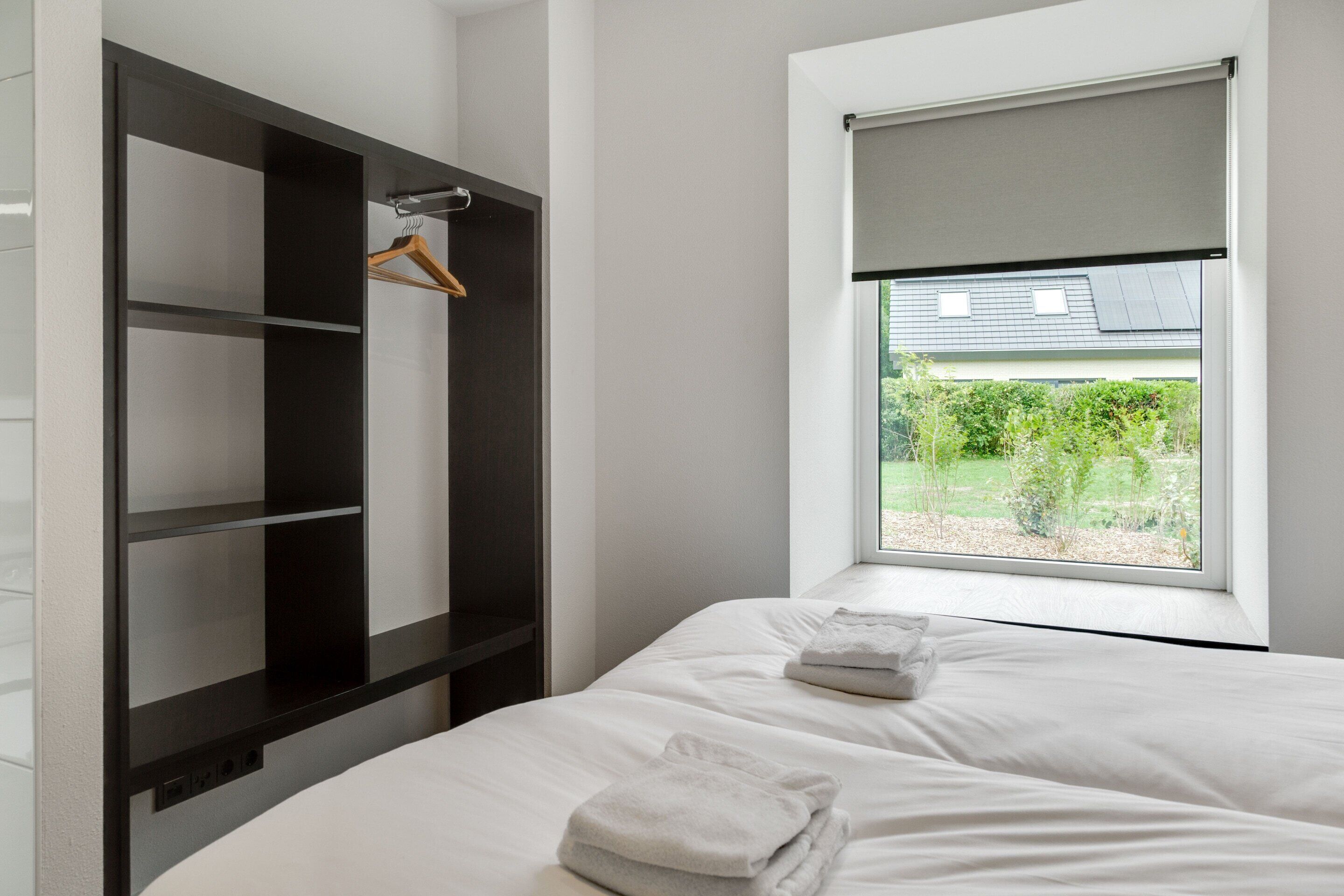 12 quartos, individualmente mobiliados, roupa de cama