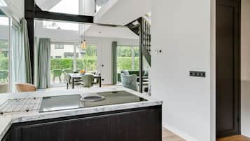 Classic House, 3 Bedrooms | Private kitchen | Fridge, microwave, dishwasher, coffee/tea maker