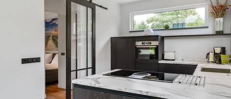 Refrigerador, microondas, lavavajillas y cafetera y tetera