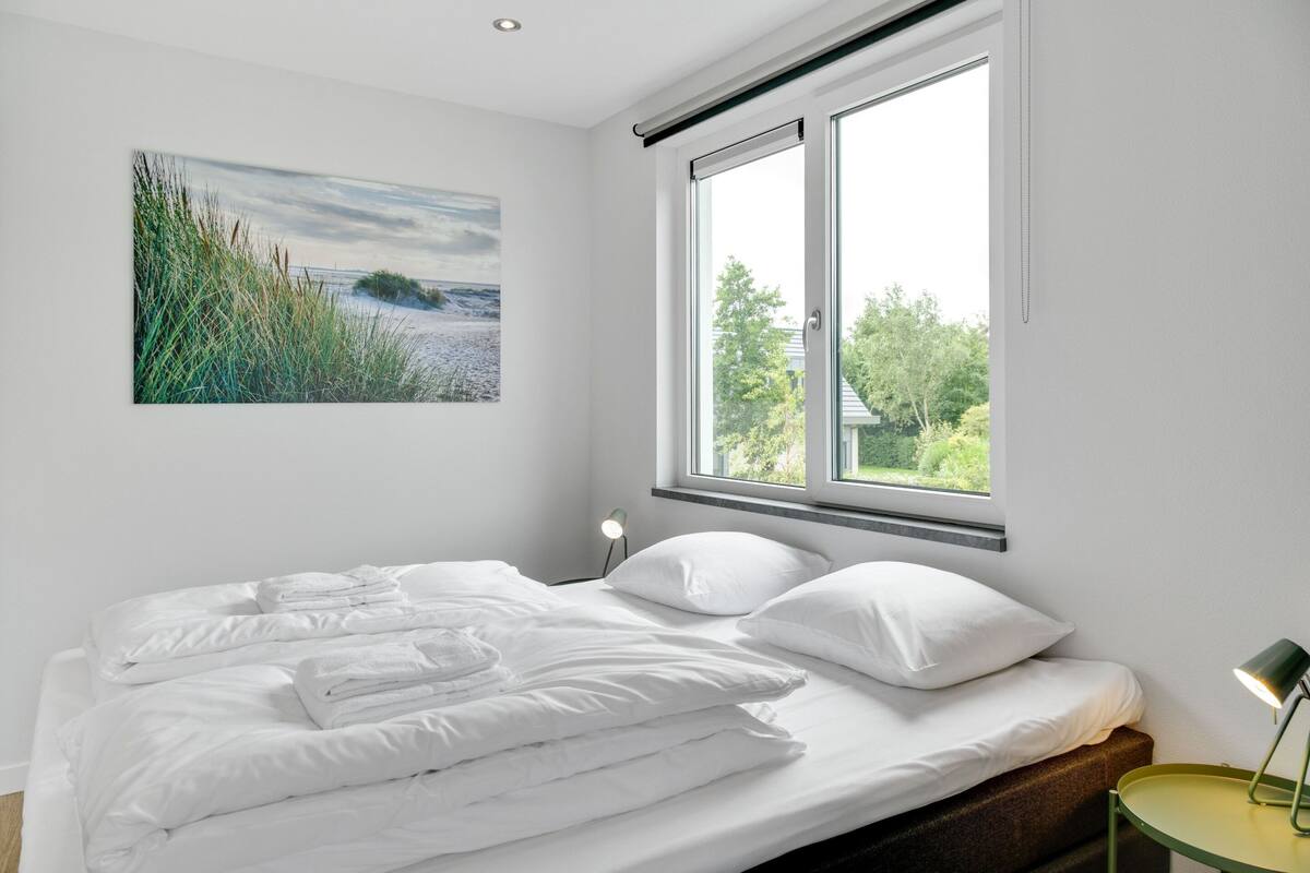 12 bedrooms, individually furnished, bed sheets