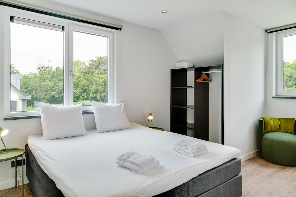 12 habitaciones, muebles diferentes y ropa de cama