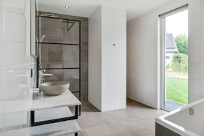 Casa clássico, 3 quartos | Banheiro | Banheira 