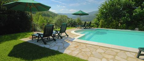 Kolam renang indoor dan kolam renang outdoor