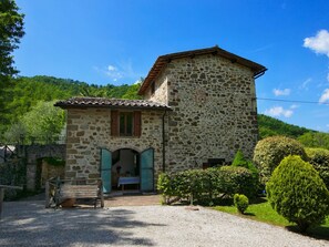 Exterior - Holiday House Overlooking Lake Near Tuscany (Lisciano Niccone)