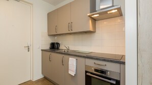 Private kitchen | Coffee/tea maker, oven, dishwasher, electric kettle - Luxurious Studio for 2 People, a 1-minute Walk From the Beach of Zoutelande (Zoutelande)