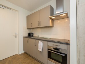 Private kitchen | Oven, dishwasher, coffee/tea maker, electric kettle - Luxurious Studio for 2 People, a 1-minute Walk From the Beach of Zoutelande (Zoutelande)
