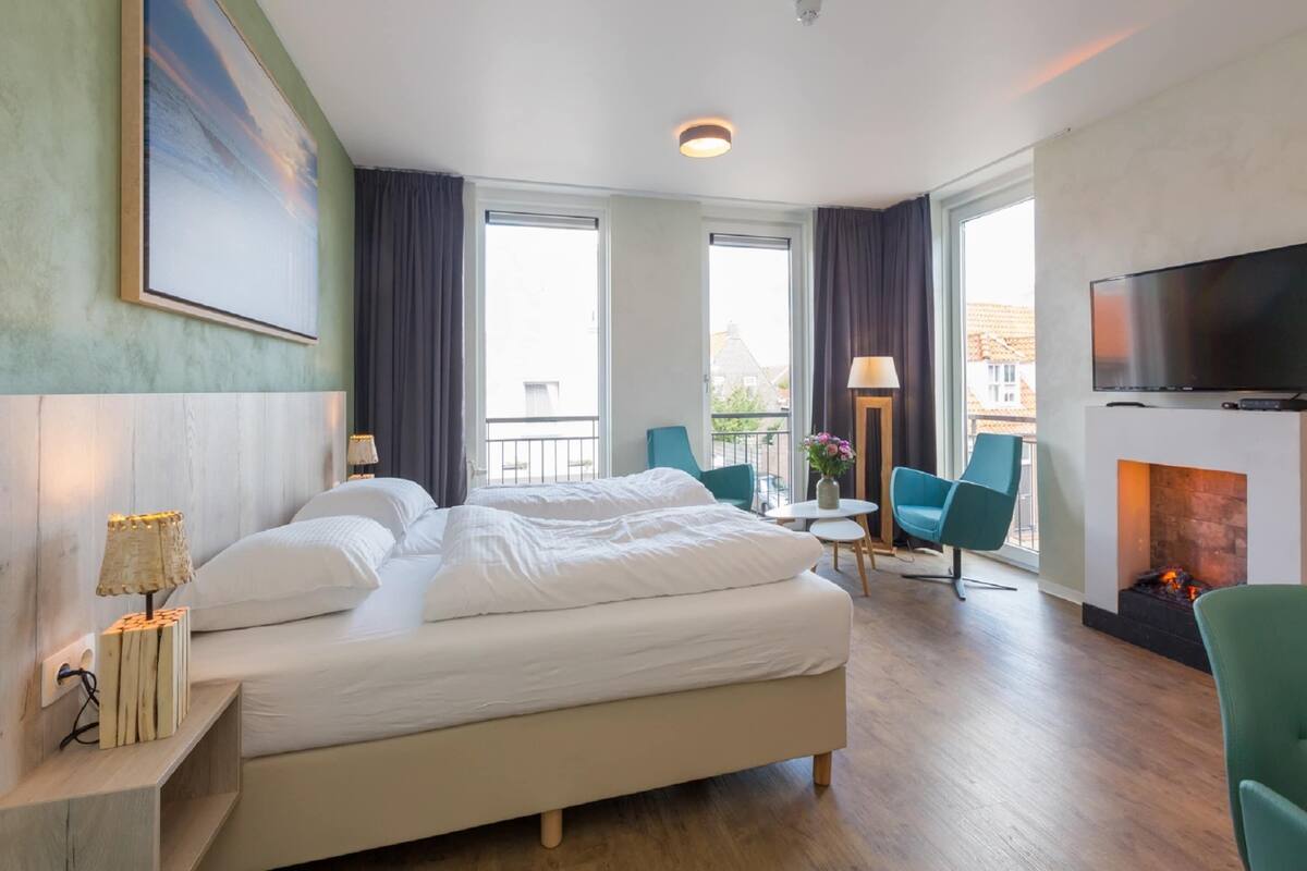 3 bedrooms, bed sheets