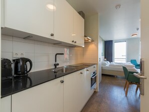 Private kitchen | Oven, dishwasher, coffee/tea maker, electric kettle