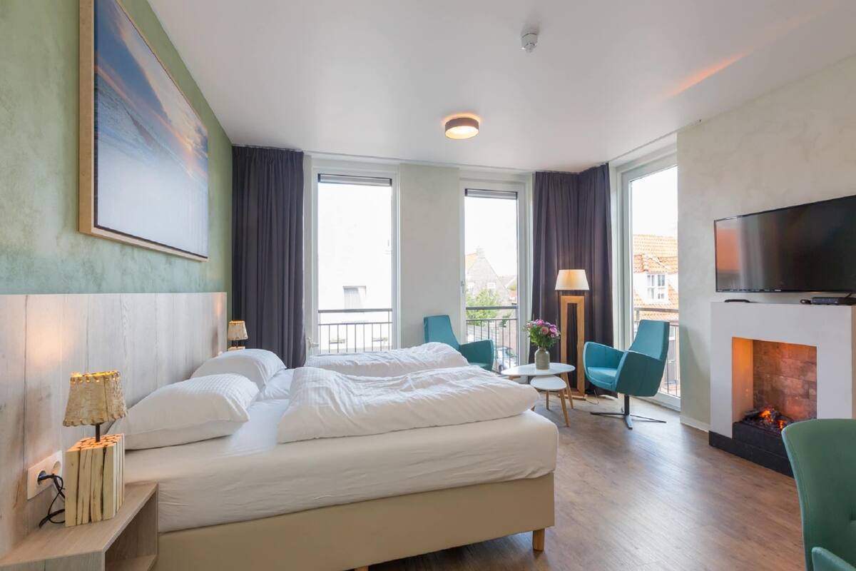 1 bedroom, bed sheets