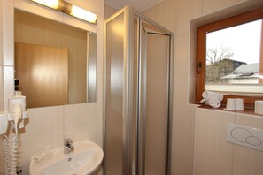 Comfort Apartment, 4 Bedrooms | Bathroom | Shower - Spacious Apartment in Uderns Near Ski Area (Uderns)