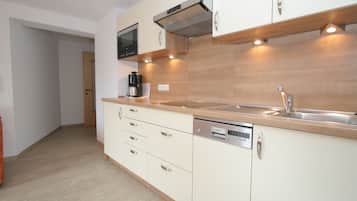 Apartemen Premium, 2 kamar tidur | Dapur pribadi | Lemari es, microwave, mesin pencuci piring, dan kursi makan untuk bayi