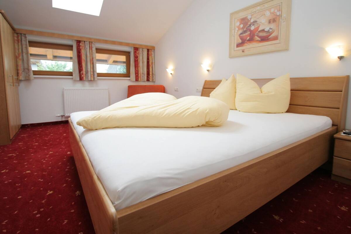 Deluxe Apartment, 2 Bedrooms | 16 bedrooms, bed sheets