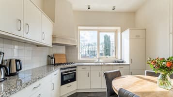 Casa conforto, 3 quartos | Cozinha privada | Geladeira, micro-ondas, fogão, lava-louças