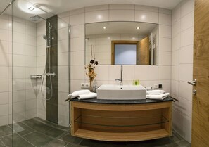 Klassiek appartement, 3 slaapkamers | Badkamer | Een douche