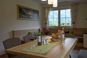 Classic Apartment, 3 Bedrooms | Private kitchen